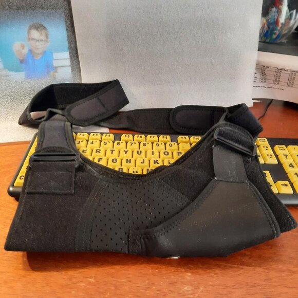 NEW ! Fightech Shoulder Brace for Torn Rotator Black Size L/XL - Picture 4 of 4